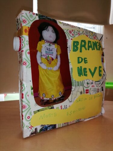 Branca de Neve - JI de Monte Espinho<br/>As crianças decidiram colar a foto da boneca, depois de pronta, numa embalagem da Compal aberta e esticada. Um dos meninos mais velhos escreveu numa cartolina amarela.