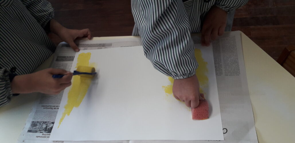 As crianças decidiram pintar o fundo da capa com a cor amarela.