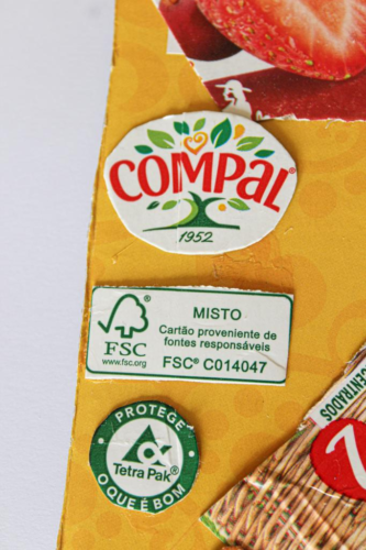Vista parcial da Capa da história com os simbolos da marca COMPAL, FSC e Tetrapak em destaque.