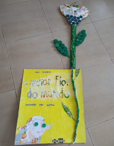 Capa do livro "A maior flor do mundo" e o símbolo desta a história, a flor.