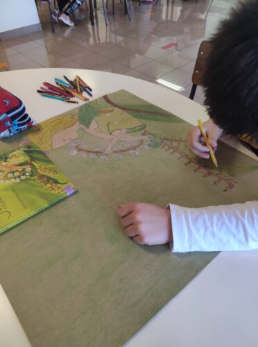 Reprodução da capa do livro "A Fada Iris e a floresta mágica", realizada pelo aluno Rodrigo do 4º ano, com recurso a técnicas de desenho e pintura.
