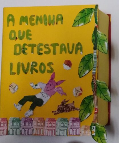 A capa do livro apresenta personagens da história, que por sua vez são de outras histórias... (como por exemplo "A história de Pedro Coelho".