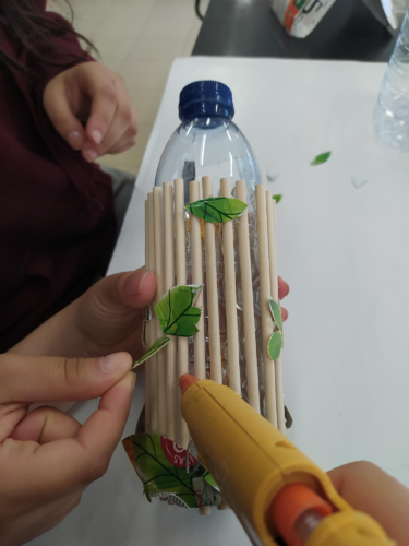 Elaboração da Torre a partir de uma garrafa de plástico e de pauzinhos de madeira.