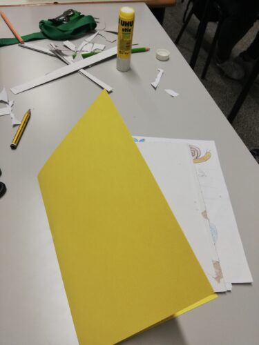Construção de livro com capa amarela.