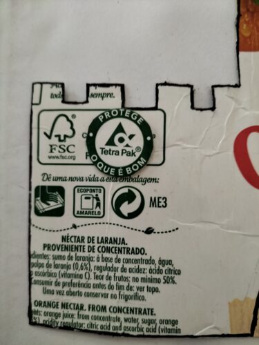 Símbolos que demonstram a utilização de embalagens da Tetra Pak da marca Compal e o símbolo FSC.